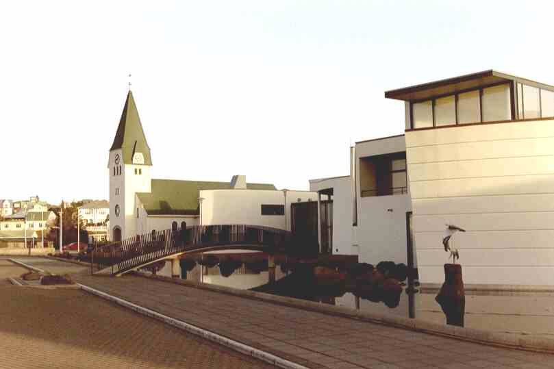 Hafnarfjördurin kirkko ja musiikkitalo.