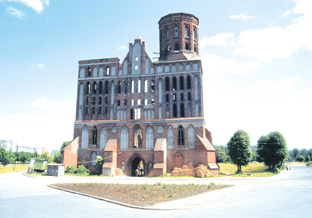 Kaliningradin tuomiokirkko tuhoutui pahoin toisessa maailmansodassa. Kuva vuodelta 1992.