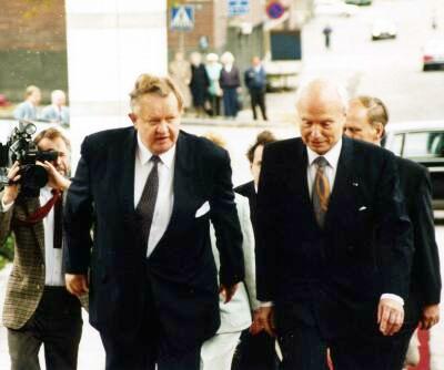 Presidentti Martti Ahtisaari (vas.) vetosi Tampere-talossa syksyllä 1994 järjestettyssä tilaisuudessa vahvasti
Suomen EU-jäsenyyden puolesta. Presidentin vierellä silloinen Tampere-talon johtaja Carl Öhman.