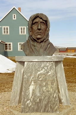 Roald Amundsenin patsas.