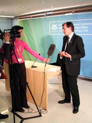 Ranskan ulkoministeri Philippe Douste-Blazy omassa tiedotustilaisuudessaan Tampere-talolla.