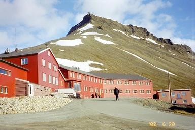 Longyearbyenin Funken-hotelli toimi aiemmin hiilikaivosyhtiön virkailijoiden majapaikkana.