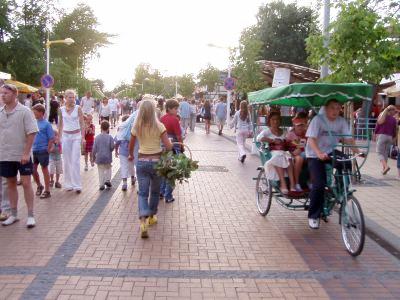 J. Basanaviciaus -kävelykatu on iltaisin Palangan huvielämän keskus.