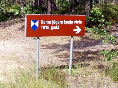 Latviassa kunnioitetaan suomalaisten jääkärien muistoa. Viitta ohjaa Riianlahden Salpalinjalta tuodulle muistokivelle.