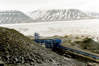 Svea Nordin kaivoksesta louhittava kivihiili lähtee maailmalle Kapp Amsterdamin satamasta.