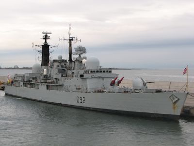 Naton brittiläinen sota-alus Tallinnan satamassa lokakuussa 2006.