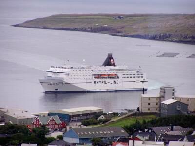 Norröna on upea näky saapuessaan Tórshavnin satamaan.