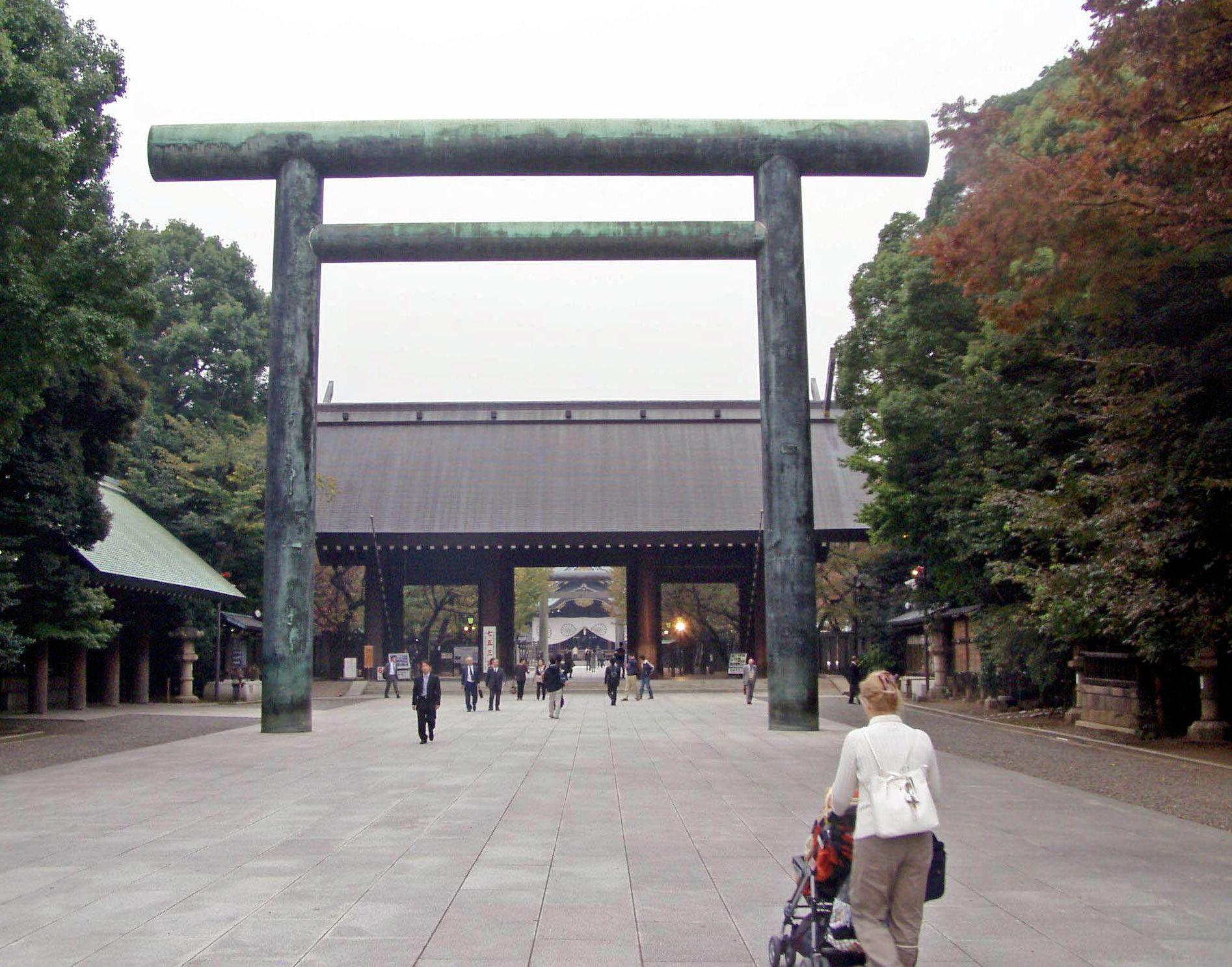 Yasukunin temppelialueen päärakennukseen kuljetaan mahtavien porttien alta.