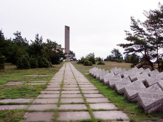 Tehumardissa Kuressaaren eteläpuolella on neuvostoajalla pystytetty Saarenmaan taistelujen muistomerkki.