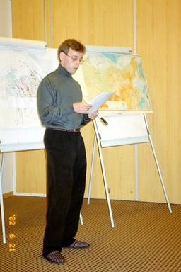 Juri Tjuljubajev luennoi pohjoismaisille toimittajlle Huippuvuorten Longyearbyenissä.