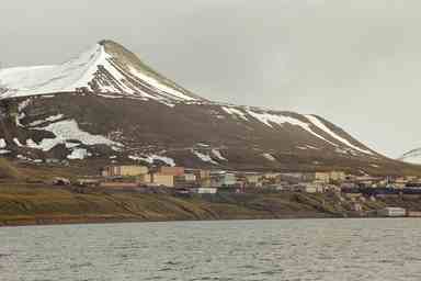 Barentsburg Grönfjorden-vuonolta nähtynä.