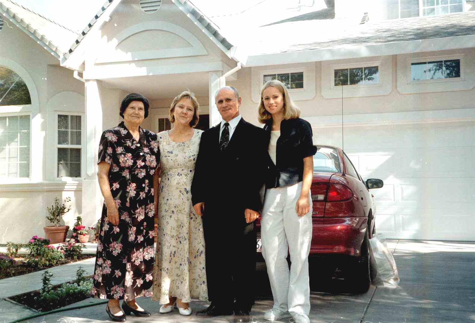 Maria Punkka sekä Larissa, Konstantin ja Jelena Bondar ovat löytäneet uuden kodin Kaliforniasta.