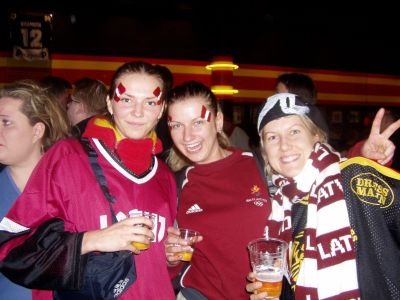 Jääkiekon MM-kisojen tauolla Turussa huhtikussa 2003 Latvian tytöt tyytyivät tuoremehuun.