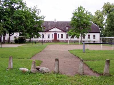 Mannerheimin kartanossa on toiminut ala-asteen koulu 1920-luvulta lähtien.