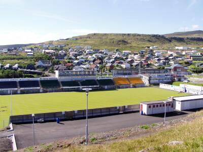 Färsaarelaiset ovat ylpeitä jalkapallomaajoukkueestaan. Kuva Tórshavnin jalkapalloareenalta.