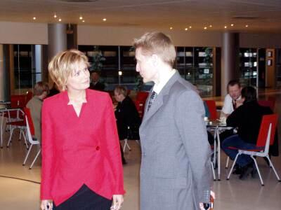 Eija-Riitta Korhola ja hänen avustajansa Jori Ringman Euroopan parlamentissa Strasbourgissa.