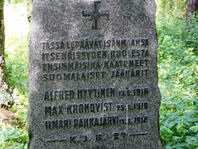 Viipurin suojeluskunnan vuonna 1925 pystyttämä muistokivi Galinin metsittyneellä sotilashautausmaalla.