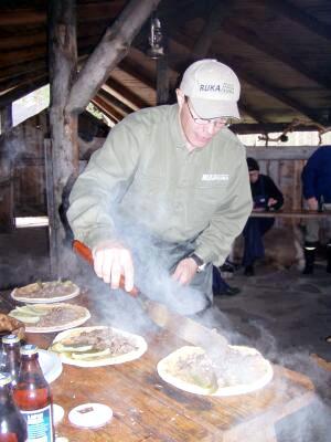 Pohjantähden leirillä eräoppaat valmistavat maukkaita aterioita.
