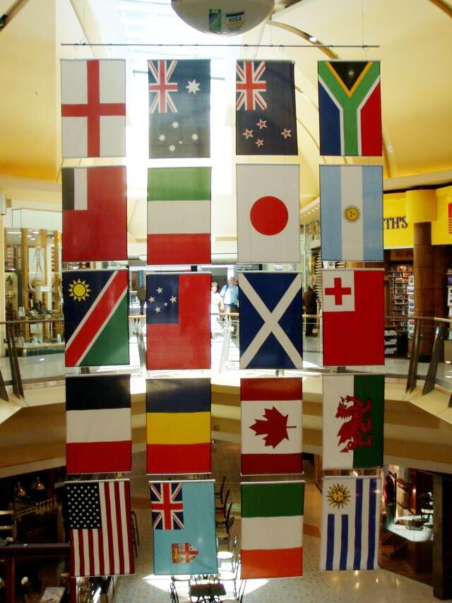 Kisoihin osallistuvien maiden liput olivat nähtävillä sydneyläisessä kauppakeskuksessa.
