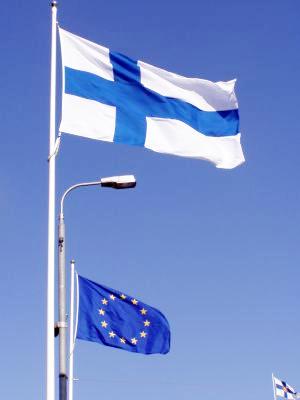 Suomen ja EU:n liput Tampereen Hämeensillalla Eurooppa-päivänä 9. toukokuuta 2006.