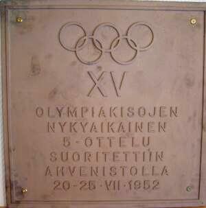 Hämeenlinnan olympialaisten muistolaatta Ahveniston urheilukeskuksen kahviossa.