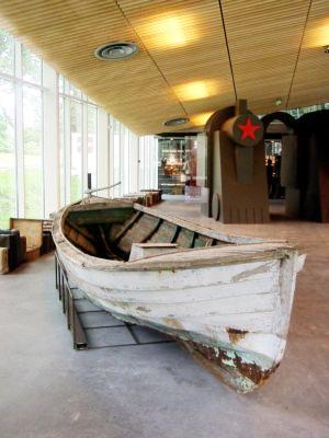 Tallinnan Miehitysten museossa on vene, jolla Hiidenmaalta lähdettiin kommunismia pakoon Ruotsiin.