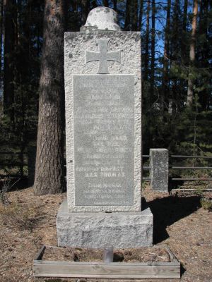 Kaatuneiden saksalaisten hauta Tuuloksen Pannujärvellä.