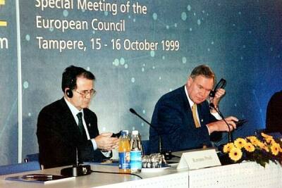 Pääministeri Paavo Lipponen toimi puheenjohtajana EU:n erityishuippukokouksessa Tampereella lokakuussa 1999.
Mukana oli myös komission puheenjohtaja Romano Prodi.