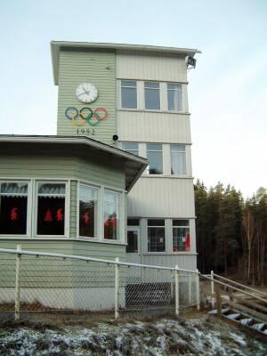 Olympiarenkaat Ahveniston kahviorakennuksen tornin ulkoseinällä.