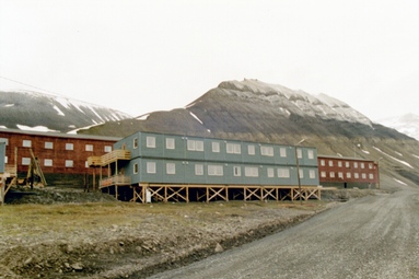 Sveagruvassa ei ole pysyvää asutusta. Työntekijöiden kodit ovat Longyearbyenissä.