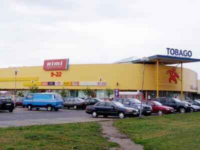 Tobago-kauppakeskuksen veturi on suomalais-ruotsalainen Rimi-hypermarket.