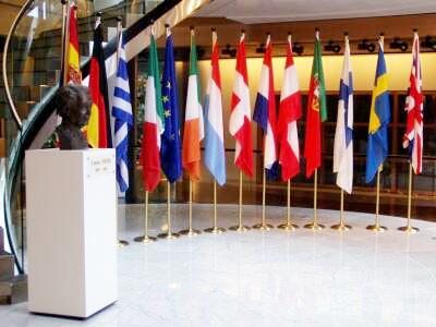 EU-maiden liput Euroopan parlamentissa Strasbourgissa maaliskuussa 2004.
