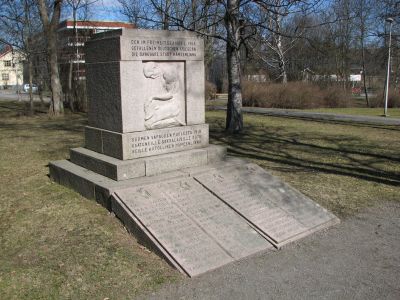 Hämeenlinnan vanhalle hautausmaalle on haudattu 56 saksalaissotilasta.