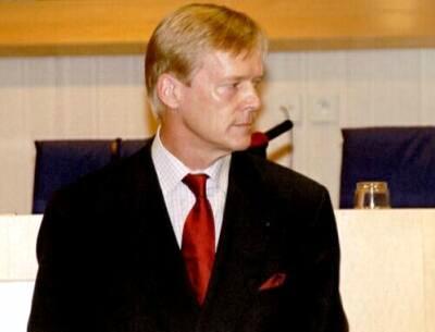 Ari Vatanen syyttää presidentti Tarja Halosta ja
ulkoministeri Erkki Tuomiojaa jäämisestä menneisyyden
juoksuhautoihin.