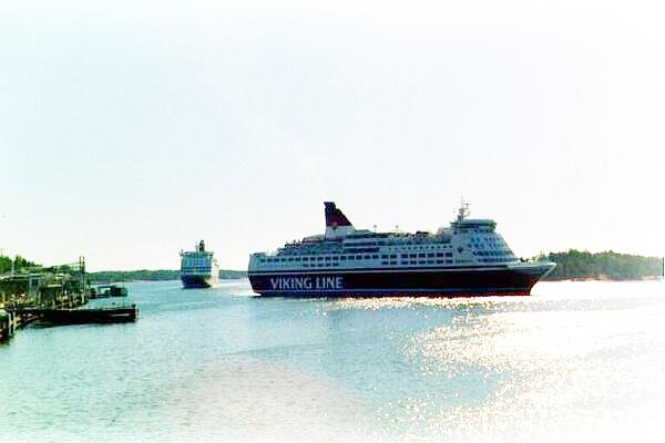 Viking Line pitäisi punaiset laivansa Suomen lipun alla.