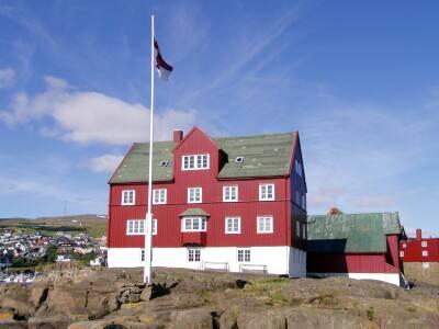 Pääministerin virkatalo sijaitsee näkyvällä paikalla Färsaarten pääkaupungissa Tórshavnissa.