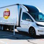 A Frito-Lay merész lépést tesz a szállítás jövőjének átalakításában a Tesla teherautó töltőivel
